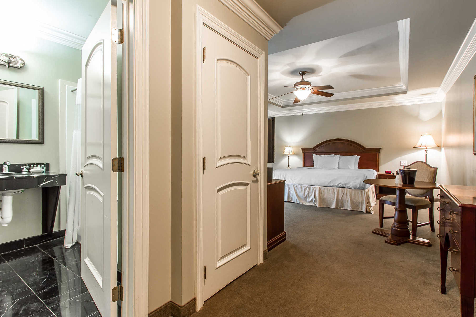 The Juliet Hotel Lafayette Room photo